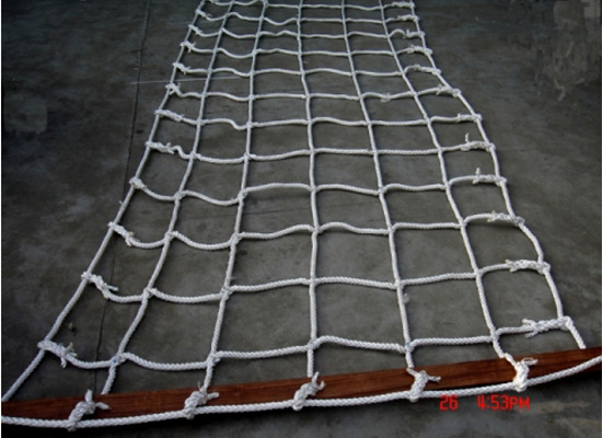 Scramble Net with Spreader Climb Net